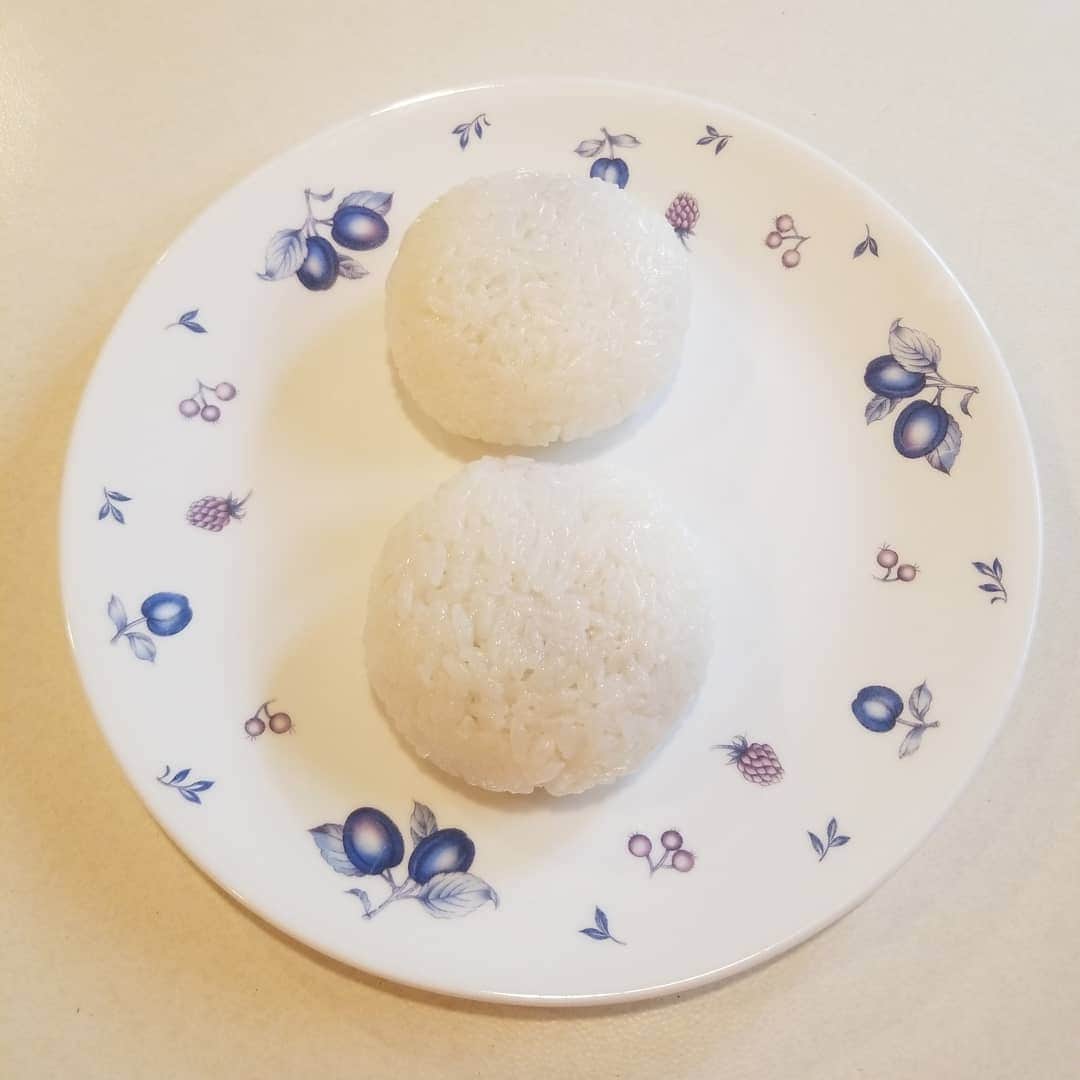 武東由美さんのインスタグラム写真 - (武東由美Instagram)「【祈るおむすびバトンです！！】 . . . なんと 大 大 大好きなみきママさん @mikimama_official から回ってきました おむすび...あまり作ったことがありませんが初挑戦です。 おむすびのイメージは、鮭、梅干し、おかか... でもみきママさんのお料理を見ていると うわっ、それを入れるの？ でも食べてみると美味しい！ 我が家の食卓は、ほとんどみきママさんの味です。笑 . . . 今回は またまた真似っこをしました。 我が家の昨日の晩ごはんは、豚の角煮でした。 それを使おう！ 豚ちゃんのおむすびにしよっ！ . . . おむすびに入れやすいように角煮を切って。 おむすびに入れて真ん丸にしました。 . . . ここからはモトちゃんにバトンタッチ！ 私は細かい作業が苦手なので。笑 モトちゃんが、蒲鉾や海苔を使っておむすびに鼻や目、耳を作ってくれました。 上手！笑 . . . 完成！豚ちゃんおむすびです！ . . . モトちゃんも、これは可愛いな！と大喜びです。 二人で合作のおむすびになりました。 ﻿ステイホーム！ 医療従事者の方々、関係者の方々に感謝しながら、私達にできることを考えていきたいです。 早く日常がもとに戻りますように... ﻿ 次は...﻿ いつも可愛らしい山川恵里佳さん @erika_3_official に繋ぎます。 恵里佳さんのアメーバブログ、ご主人のモンキッキーさんやお子様達との日常を楽しく見せていただいています。 恵里佳さん、よろしくお願いいたします。 ﻿ ﻿ ﻿ ﻿ ﻿ #祈るおむすびバトン ﻿ #みきママさんから﻿ #山川恵里佳さんへ #武東由美#モンキッキー  #モト冬樹 #おにぎり #おむすび #朝ごはん #stayhome  #おにぎらず #onigiri」5月22日 14時17分 - pochalime12