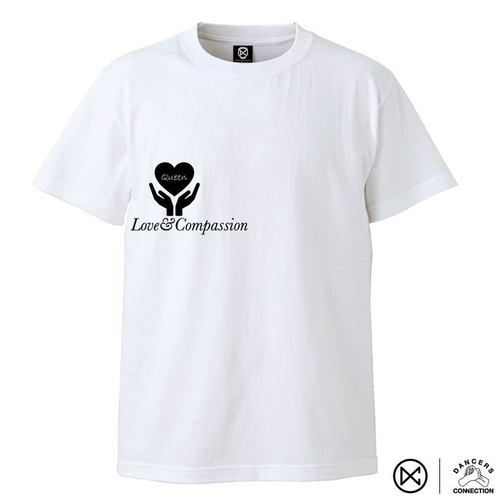のインスタグラム：「[Design by Amami Queen] "Love & Compassion"  5月22日(FRI)17:00より発売開始です!! ご購入はプロフのWEB URLよりどうぞ。 Concept: 愛と思いやり  Message： 大変な状況の中ではありますが、皆様に愛と思いやりを持って過ごしてほしいと思っています！！皆様身体にはお気をつけてください。  Amami Queen： インストラクター バックダンサー 振り付け 海外地方WSなど 最近ではファッション系スナップorモデル.TV.MV.CM.映画出演など  Info： Instagram / @amamiqueen Twitter /@amamiqueen  SIZE:S,M,L,XL,XXL,XXXL,100,110,120,130,140,150,160 PRICE：￥3,000(税抜) . 【ダンサーズコネクション】 Tシャツの売上は参加するダンサーに直接還元される仕組みを採用し少しでもダンサー、ダンス業界の支援につながる取り組みを行ってまいります。  #ダンコレ #ダンサーズコレクション #ダンコネ #ダンサーズコネクション#dancersconnection #ダンス #dancerscollection #dance #streetdance #dancer #corona #TogetherAtHome #StayHome #Coronavirus #covid19」
