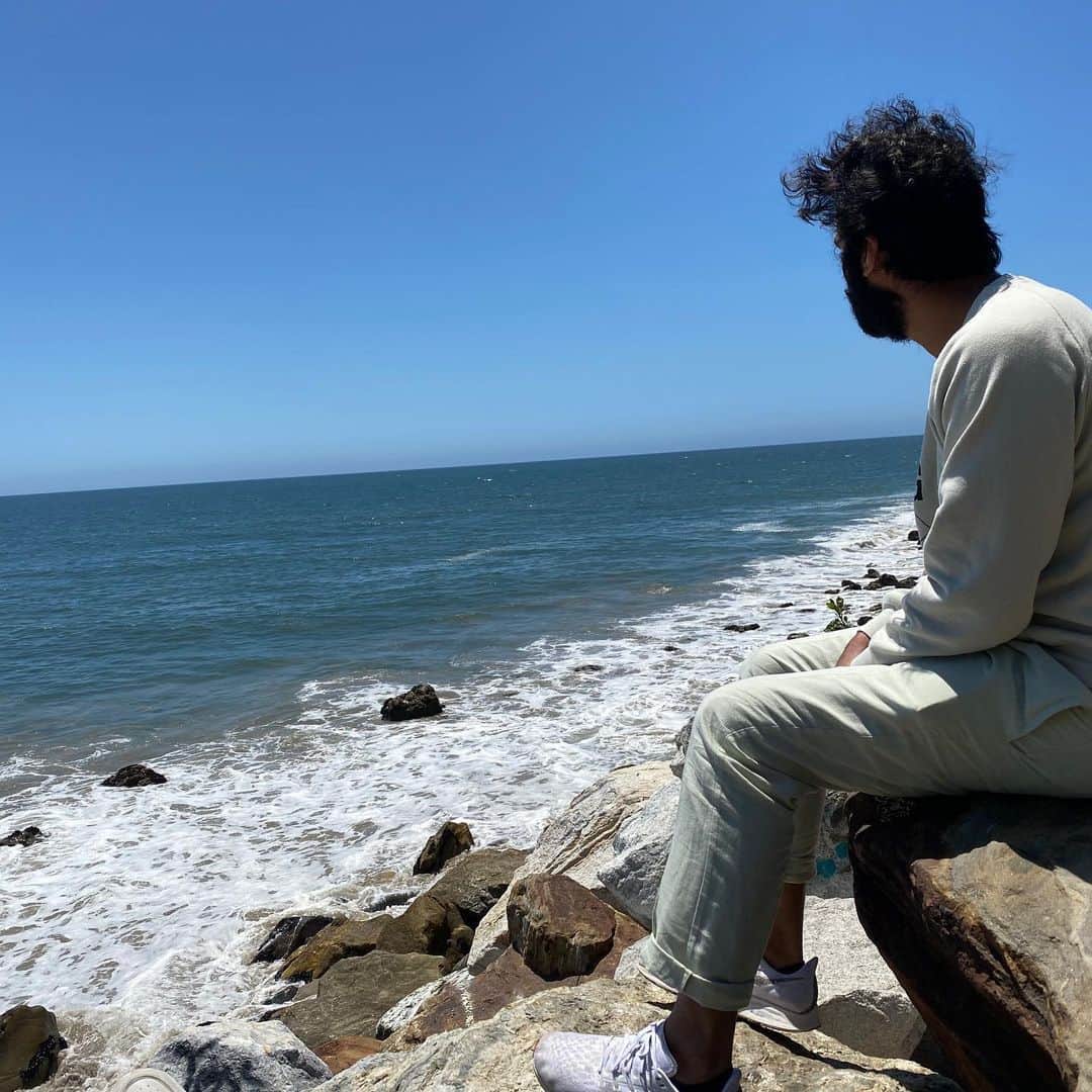 クナル・ネイヤーのインスタグラム：「Over the next few weeks, I will be transitioning my personal page over to my publicity team. Here you will still find news on the acting/producing front, as well as an occasional random selfie of me pouting;) to all of my close friends, if you need me, text me. And to everyone else, I love you more than words can imagine, though I will be checking in from time to time, for now, it is me saying adieu... And if you enjoyed my spiritual musings, if they helped bring you some joy, then do stay in touch on @buddhainjeans I love you:)」