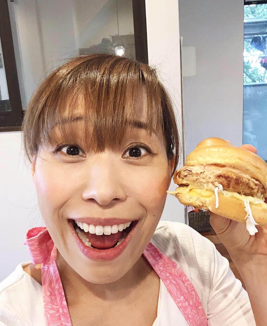 みきママさんのインスタグラム写真 - (みきママInstagram)「【神からのサプライズ。】 . . . . お昼です。突然、マックが届きましたー！！﻿ ﻿ ﻿ ﻿ ﻿ ﻿ ﻿ ﻿ ﻿ 誰から？﻿ ﻿ ﻿ ﻿ ﻿ ﻿ ﻿ ﻿ ﻿ 母が神奈川県からインターネットを使ってマックのデリバリーを頼んでくれました😭😭😭﻿ ﻿ ﻿ ﻿ ﻿ ﻿ ﻿ ﻿ ﻿ ﻿ 母、60歳なのにSNSが得意です！！﻿ ﻿ ﻿ ﻿ ﻿ ﻿ ﻿ ﻿ ﻿ ﻿ ﻿ ﻿ すると、母からテレビ電話です。母「金曜日だから、疲れたでしょ？」ってさ。今、私、首も寝違えてるしさ、サンキュー、ベストタイミング、ソー、マッチですよ。﻿ ﻿ ﻿ ﻿ ﻿ ﻿ ﻿ ﻿ ﻿ ﻿ ﻿ ﻿ 杏ちゃん「ぬいぐるみかわいすぎ！！」ってさ。ぬいぐるみが杏ちゃんの好みだったようです。﻿ ﻿ ﻿ ﻿ ﻿ ﻿ ﻿ ﻿ ﻿ ﻿ ﻿ ﻿ マックでランチパーティができました。ありがとう、ゴッドマザー！！﻿ ﻿ ﻿ ﻿ ﻿ #みきママ #ゴッドマザー #マック #ランチ」5月22日 14時33分 - mikimama_official