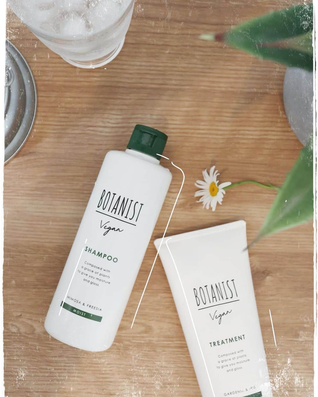 リナのインスタグラム：「@botanist_official 🌴 . 大人気のBOTANISTから 環境のことを考えた "ヴィーガンライン"が 発売されていることを知り、 おうち時間の合間に使っています🧴 . 動物実験や動物性原材料を一切含まずに作られ、 環境に配慮した"バイオマス容器"を採用した 『BOTANIST VEGAN』🌱 . 復活の木と呼ばれる「#ミロタムヌス 」や エンドウ豆などの植物由来原料を バランスよく配合することで、 軽やかな指通りとしっとりとまとまりのある 質感を叶えてくれます！ . シャンプーとトリートメントで、 違う香りを楽しむことができるのも 嬉しいポイント♪ . ✔︎シャンプーモイスト:ミモザ&フリージアの香り ✔︎トリートメントモイスト:ガーデニア&アイリス  どちらの香りも清楚で洗練された香り💐 お風呂Timeがより楽しくなりますよ★ ................................................ @cosmoni_jp #haircare #shampoo #treatment #botanical #naturalcosmetics #vegan #BOTANIST #vegancosmetics #cosmoni #ボタニスト #ヴィーガン #共に生きる_Diversity #共に生きる_BOTANIST #コスモニ #ナチュラルコスメ #ヴィーガンコスメ」