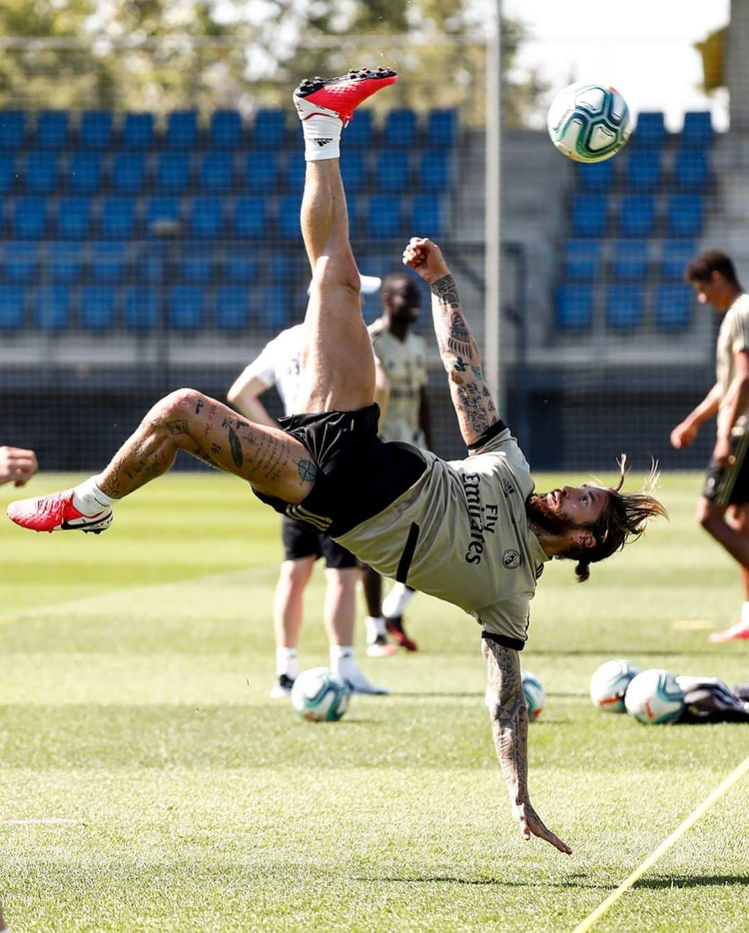 レアル・マドリードさんのインスタグラム写真 - (レアル・マドリードInstagram)「🚲 Your favourite #RMCity bicycle kick? ¿Tu chilena favorita? - 💥 @LucasVazquez91 🔥 @Marcelotwelve ✂️ @SergioRamos 😱 @JamesRodriguez10 #HalaMadrid」5月22日 14時48分 - realmadrid