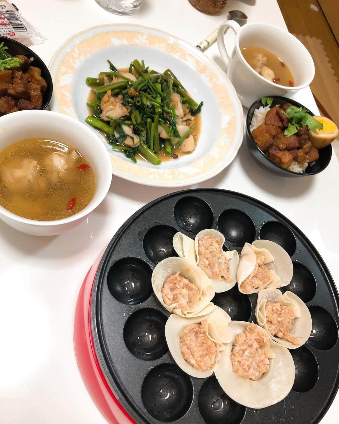 嶺恵斗さんのインスタグラム写真 - (嶺恵斗Instagram)「お家ごはん。 ・ 久しぶりの仕事から帰ってきたら 家が台湾の香りに🇹🇼 ルーロー飯(本場で食べた味❣️) 鳥のスープ(名前忘れた) アジアン炒め そして　 リベンジのたこ焼き機焼売  余ったソースをチキンにかけたら これまた美味しかった‼️ 帰ってきたら晩ご飯があるなんて… ありがたや。。。❣️ ・ #お家にいよう #お家ごはん  #アジアン料理 #ある日の晩ごはん  #幸せな時間 #家族団欒  #主婦日記 #嶺恵斗  #love #asianfood #happytime」5月22日 14時47分 - etsuko__7