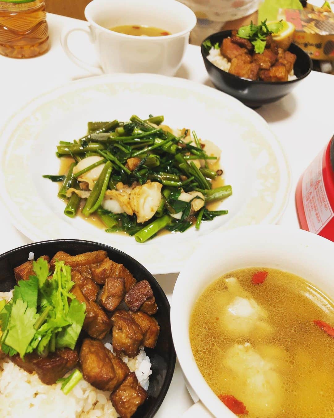 嶺恵斗さんのインスタグラム写真 - (嶺恵斗Instagram)「お家ごはん。 ・ 久しぶりの仕事から帰ってきたら 家が台湾の香りに🇹🇼 ルーロー飯(本場で食べた味❣️) 鳥のスープ(名前忘れた) アジアン炒め そして　 リベンジのたこ焼き機焼売  余ったソースをチキンにかけたら これまた美味しかった‼️ 帰ってきたら晩ご飯があるなんて… ありがたや。。。❣️ ・ #お家にいよう #お家ごはん  #アジアン料理 #ある日の晩ごはん  #幸せな時間 #家族団欒  #主婦日記 #嶺恵斗  #love #asianfood #happytime」5月22日 14時47分 - etsuko__7