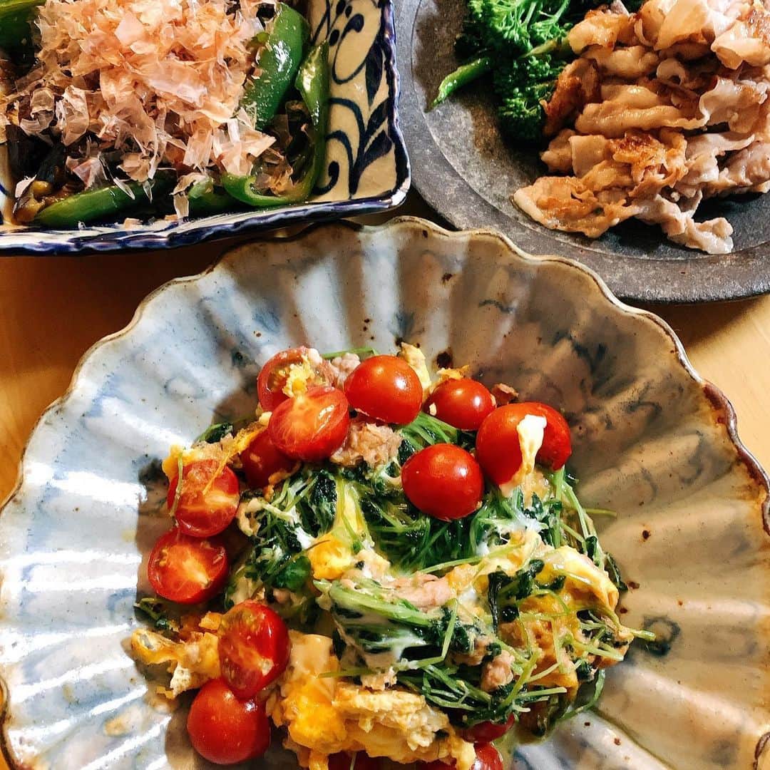 広崎うらんのインスタグラム：「豆苗の成長が早い！野菜食べてる😊おやつも作ってる♪でも手に入れたレーズンウイッチはやっぱ美味しいなぁ😆❤️ #urandish #自炊飯 #うちごはん #urandish #市野吉記　#utsuwamarukaku #器まるかく #小川軒レーズンウィッチ」
