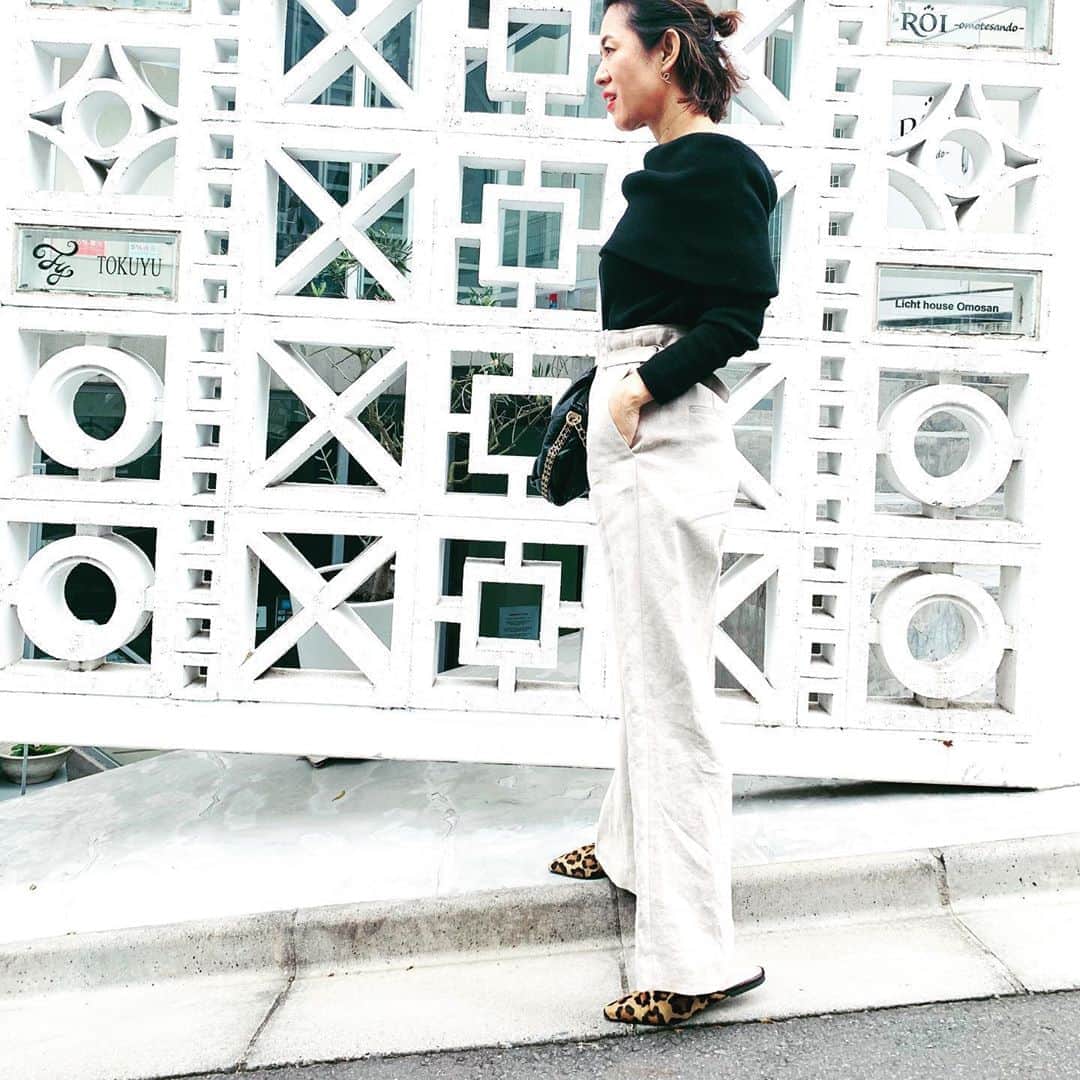 大草直子さんのインスタグラム写真 - (大草直子Instagram)「通院と仕事で表参道へ。街が少しずつ動き出している。新しいルールの新しい景色の、新しい世界。ワクワクするなあ。肩をうんと出して着られるニットと、サイドベルトで着痩せ効果半端ない（笑）パンツ。このパンツ、夏中はきそう。 @chaos_tokyo.jp  @seasonstylelab  #chanel #prettyballerinas  #ブランドはタップしてね #Tシャツを合わせたり #カフタンでも #おなかがいっぱいでも #おなかペコペコでも #調節できるから最高 @seasonstylelab のもの #今日は金曜日だよ #何を飲もうか #日曜日はインスタライブだよ @自宅withひな笑笑」5月22日 14時52分 - naokookusa