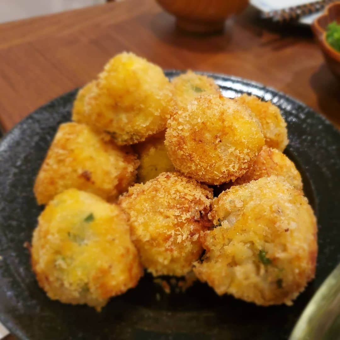 広村美つ美さんのインスタグラム写真 - (広村美つ美Instagram)「. 新ジャガ、新玉葱の季節🥺 新ジャガでコロッケ作りました、娘も息子もパクパク食べてくれました🤠 もちろん夫も💯 それに厚切りの牛タン。これがまた贅沢で美味しい🥺今夜出そうと思って厚切り牛タンのシチューを仕込んでます🥢新玉葱沢山入れて作ってます🥺💞 食べるの楽しみだなぁ。。ʅ(´⊙⊙`)ʃ . #新ジャガ #新玉葱 #ピクルス #コロッケ #牛タン #美味」5月22日 14時54分 - mitsumi_hayashi