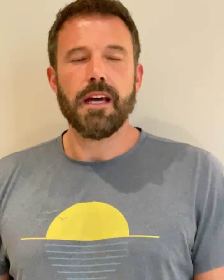 ケヴィン・スミスのインスタグラム：「BATMAN ON FAT MAN BEYOND! Last night on #fatmanbeyond, @benaffleck sent a message to all the fans who made the #zacksnyder @justiceleague a forthcoming reality on @hbomax with their passionate #releasethesnydercut campaign! Ben also sent some love to his director Zack in the clip - and for you @jayandsilentbob Strike Back fans, he included a bomb of a button! Big thanks to the Dark Knight for swinging by our little show - @marcbernardin & I appreciated it, and the audience was ecstatic! (See the whole episode at my @youtube channel.) #KevinSmith #benaffleck #justiceleague #benaffleckbatman #hbomax #zacksnydersjusticeleague」