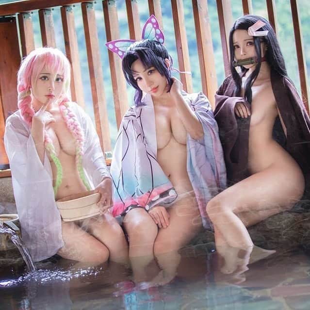 千尋のインスタグラム：「どっち？ #kamadonezuko @hachichan__  #KochouShinobu @chihiro_chang  #KanrojiMitsuri @taitai257  Photo @zuo_fengtwphotographer  #kamadonezukocosplay #kochoushinobucosplay #kimetsunoyaiba #kimetsunoyaibacosplay  #cosplaygirl #鬼滅の刃  #胡蝶しのぶ #甘露寺蜜璃  #竈門禰豆子」