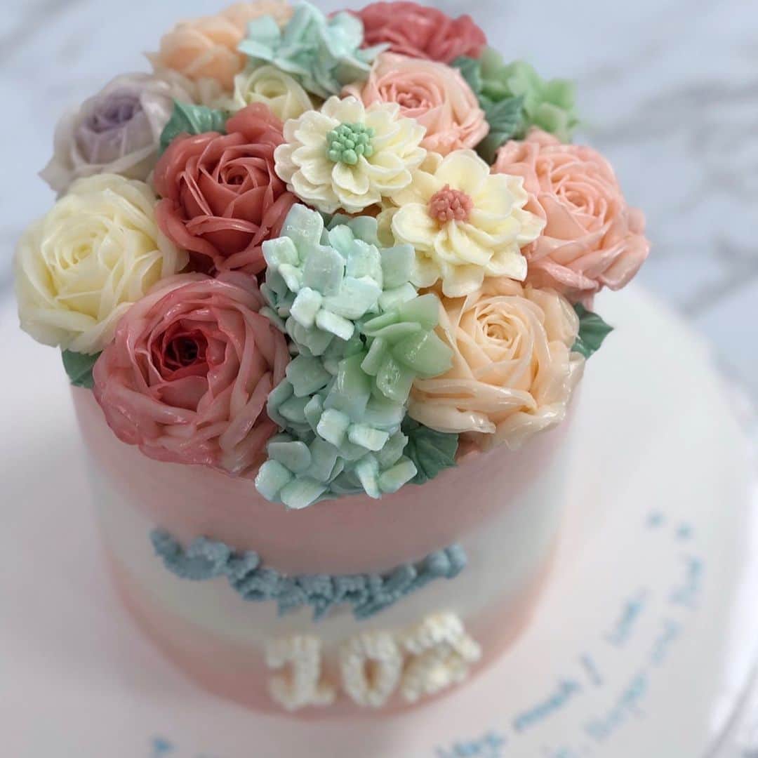 Elizabeth Chambers Hammerさんのインスタグラム写真 - (Elizabeth Chambers HammerInstagram)「Our sweet Florence turned 103 yesterday! Although we couldn’t throw her party as planned, I’m grateful that for the past three years, each time we’re together, we give her a small gift and make sure she has something sweet with candles—because at that age, every meal should be a party.  The wonderful @cakebytim made her two cakes—one for her last day as a 102-year-old, then delivered her real birthday cake first thing the next morning.  Florence devoted her life and career to my great great grandfather-in-law (last photo) and @armiehammer’s family. After Armand passed away, she worked until the age of 100 at Stop Cancer, which he founded. Her work ethic is only matched by her extraordinary memory and she’s using this time in quarantine “to brush up on her Italian.”」5月22日 15時23分 - elizabethchambers