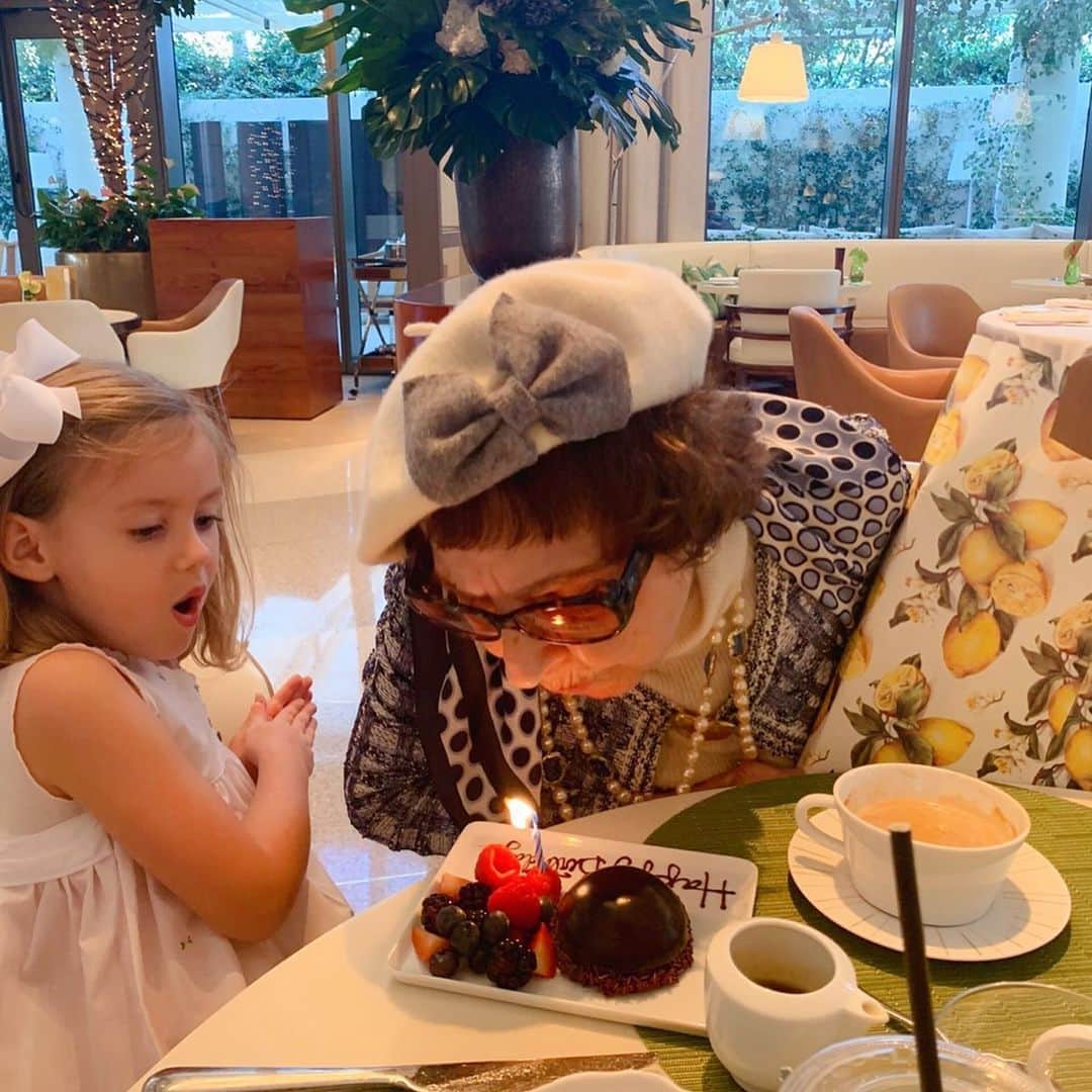 Elizabeth Chambers Hammerのインスタグラム：「Our sweet Florence turned 103 yesterday! Although we couldn’t throw her party as planned, I’m grateful that for the past three years, each time we’re together, we give her a small gift and make sure she has something sweet with candles—because at that age, every meal should be a party.  The wonderful @cakebytim made her two cakes—one for her last day as a 102-year-old, then delivered her real birthday cake first thing the next morning.  Florence devoted her life and career to my great great grandfather-in-law (last photo) and @armiehammer’s family. After Armand passed away, she worked until the age of 100 at Stop Cancer, which he founded. Her work ethic is only matched by her extraordinary memory and she’s using this time in quarantine “to brush up on her Italian.”」