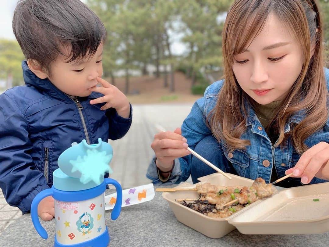 愛川ゆず季さんのインスタグラム写真 - (愛川ゆず季Instagram)「こんにちは。 . お弁当を買って プチピクニック。 .  おうちばっかりなので 良い気分転換になりました。 . 坊っちゃんわたしの焼き鳥丼 ほとんど食べて びっくり！ .  早速、 おうちでも作ってみて . 子供用にこれの薄味で丼にしましたが、 全然たべてくれない😰 .  なぜ🤭🤭🤭 . .  #男の子ママ」5月22日 15時19分 - aikawa_yuzuki