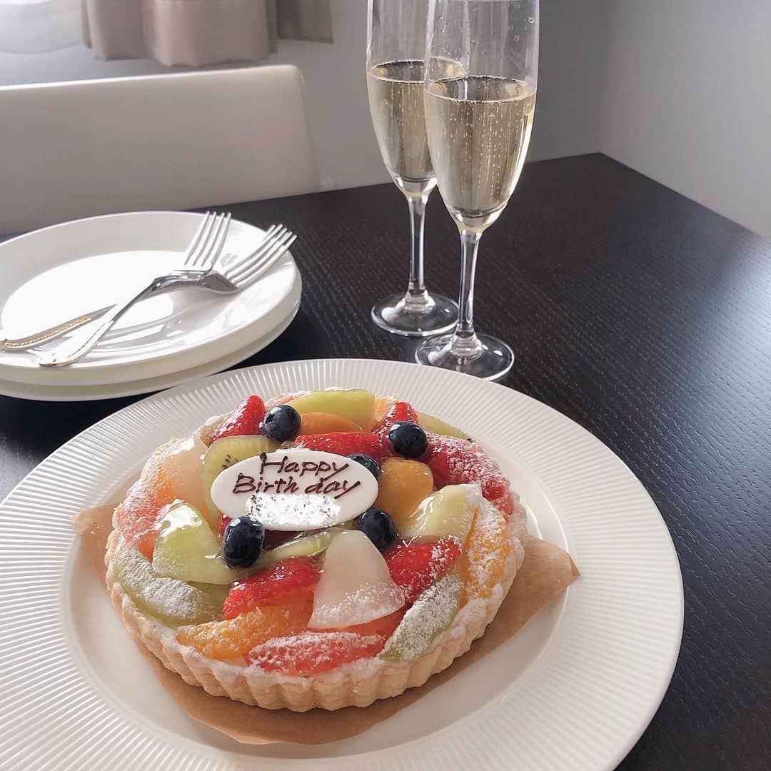 のインスタグラム：「昨日は娘の21歳の誕生日でした🎂 おめでとう🎉💕 シャンパンは娘と主人が🍾🥂 私はお酒が飲めないのでジュース😂 ・ ・ ・ ・ #アラカンパーニュ #誕生日ケーキ」