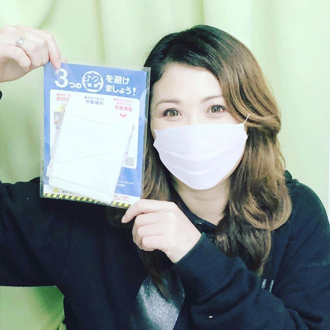 桜花由美さんのインスタグラム写真 - (桜花由美Instagram)「waveの事務所にもアベノマスク昨日届きました。  事務所ですよー！  住居じゃないですよー！  世帯って言ってたけど、ポストがある所には全て配るのね。  ばらまきだわ…  10万円の申請書も一昨日届き、書いてポストに投函。  いつ入金されるのかなぁ。  会社でも申請してるのに全然給付金も来ないし、お金が出て行くばかりで、入ってこないよ。  遅い…  早くしてくれないと会社が持たないよ。  早く大会が開催出来ますように…  コロナが終息しますように…  #wavepro‬ ‪#女子プロレスラー ‬ #プロレス ‬ ‪#プロレスラー ‬ ‪#女子プロレス‬ ‪#prowrestling‬ ‪#プロレスリングwave‬ #波ヲタ全員集合  #桜花由美 #波ヲタ #joshipro  #新型コロナウィルス  #新型コロナウィルス対策 #コロナウィルスに負けないぞ #youtube  #youtuber  #youtubechannel  #youtubelive  #宅飲み  #宅飲み最高  #インスタライブ  #ミックスチャンネル #mixchannel  #mixchannelライブ配信  #mixchannel公認ライバー #アベノマスク #アベノマスク到着」5月22日 15時34分 - ohkayumi