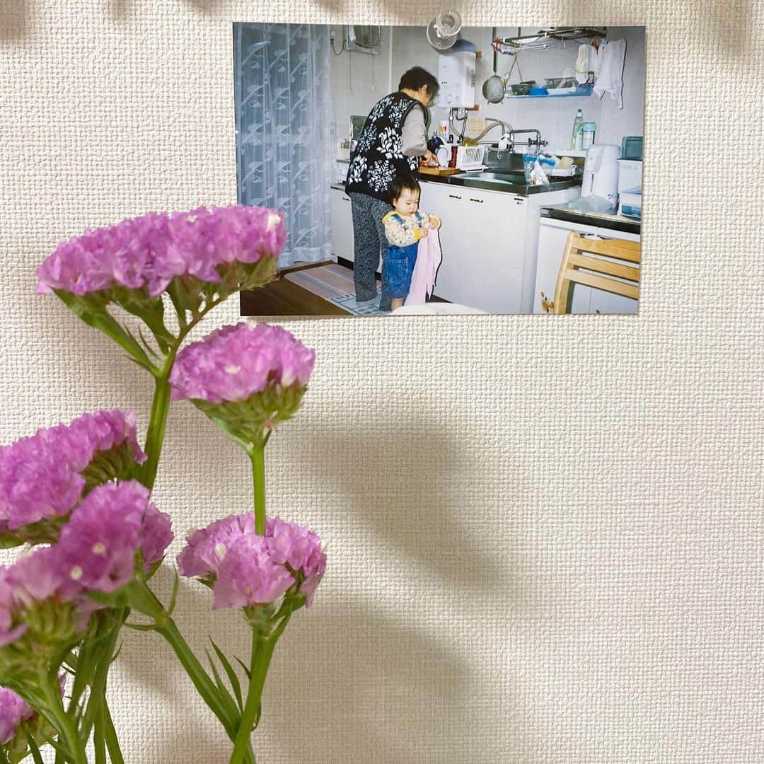 蔭山浩美さんのインスタグラム写真 - (蔭山浩美Instagram)「今、お部屋に飾ってるお花(スターチス)とおばあちゃんとわたし👶🏻 _ 💐スターチスの花言葉 「変わらぬ心」 「途絶えぬ記憶」 _ _ _ #スターチス #flower #花言葉 #おばあちゃんと孫」5月22日 15時38分 - hiromi_kageyama