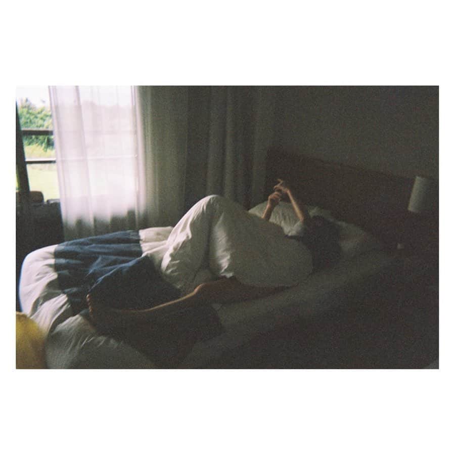 マギーさんのインスタグラム写真 - (マギーInstagram)「☀️&🌙 寝起きの私と お風呂上がりの私  #めっちゃ隠し撮りされてた😂💗 #日常のような絵面 #2019年の想い出 #フィルム」5月22日 15時49分 - maggymoon