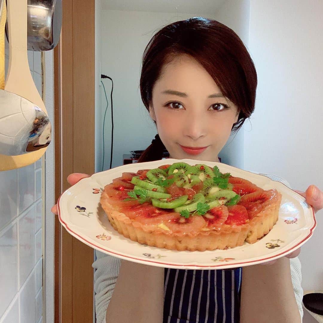 一条もんこさんのインスタグラム写真 - (一条もんこInstagram)「スパイシーキウイタルト。  焙煎クミンのタルト生地を焼いて、 カルダモンとターメリックのカスタードクリームを詰めます。コアントローも入れてさらにいい香り。 レッドキウイとグリーンキウイを並べ、ナパージュにもカルダモンとレモンでちょっと爽やか。 お菓子とカルダモンの相性がとても好きです。 手抜きタルトでしたがとても美味しかったです。またしてもワンホールをひとりで食べ尽くします、、、 一条もんこのカレー診療所 専用Instagram↓↓ @dr.ichijomonko.cc #スパイシーキウイタルト#手作りお菓子#スパイス#スパイス料理#スパイス菓子#創作料理#創作スパイス#アレンジ#スパイスアレンジ#タルト#キウイ#スイーツ#焼き菓子#カスタードクリーム#ターメリック#カルダモン#クミン#おうちカフェ#スパイスの可能性#完熟すぎたレッドキウイ#早熟すぎたグリーンキウイ#野菜おじさん#徒然なるままに#一条もんこ」5月22日 15時44分 - monko1215