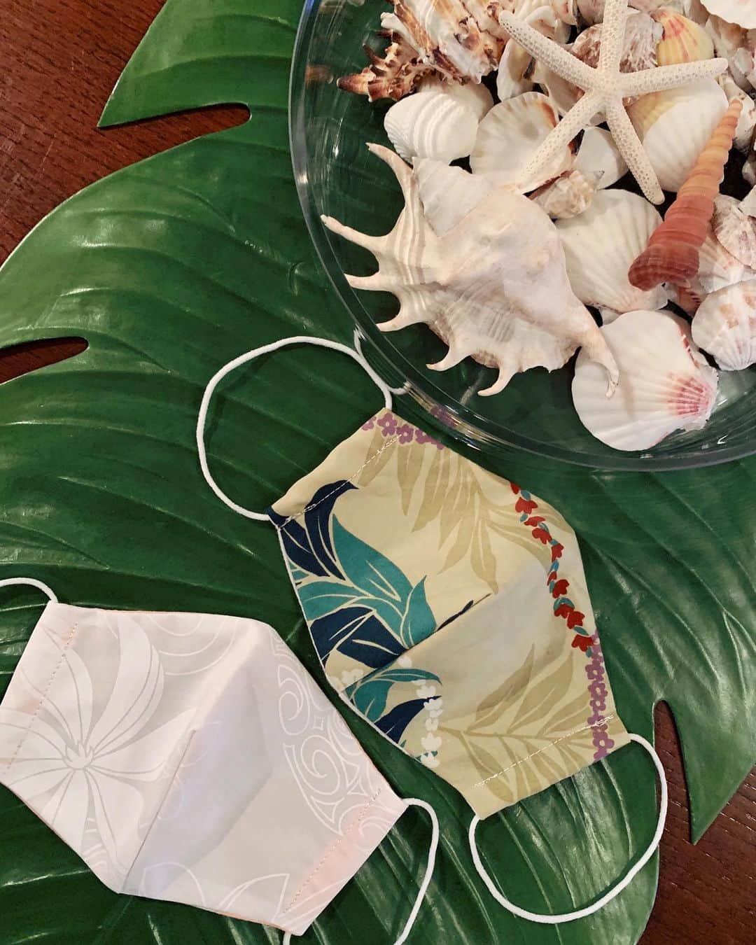 のインスタグラム：「友人からの handmade mask! Mahalo🌺🌴﻿ ﻿ ﻿ #ありがとう #感謝 #thankyou #handmademask #hawaiian #stayhome #staysafe #staystrong #love #peace #ジョンカビラ #jonkabira」