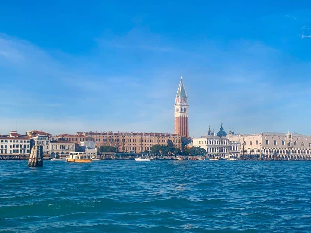 中山琴葉さんのインスタグラム写真 - (中山琴葉Instagram)「﻿ Venice in italy🇮🇹﻿ ﻿ ﻿ ﻿ ベネツィアといえばゴンドラですよね！﻿ ﻿ ゴンドラに乗って街中をまわりましたが、﻿ 車感覚でひと家庭に舟が一隻あって面白いなぁ〜と思いました！﻿ ﻿ 家の外に出れば下が水なのでベネツィアに住むなら舟は必須ですね！😳﻿ ﻿ ﻿ ﻿ #Italy#Venice#水の都#写真映え#ヨーロッパ旅行#旅行好きと繋がりたい」5月22日 16時09分 - kotoha_nakayama