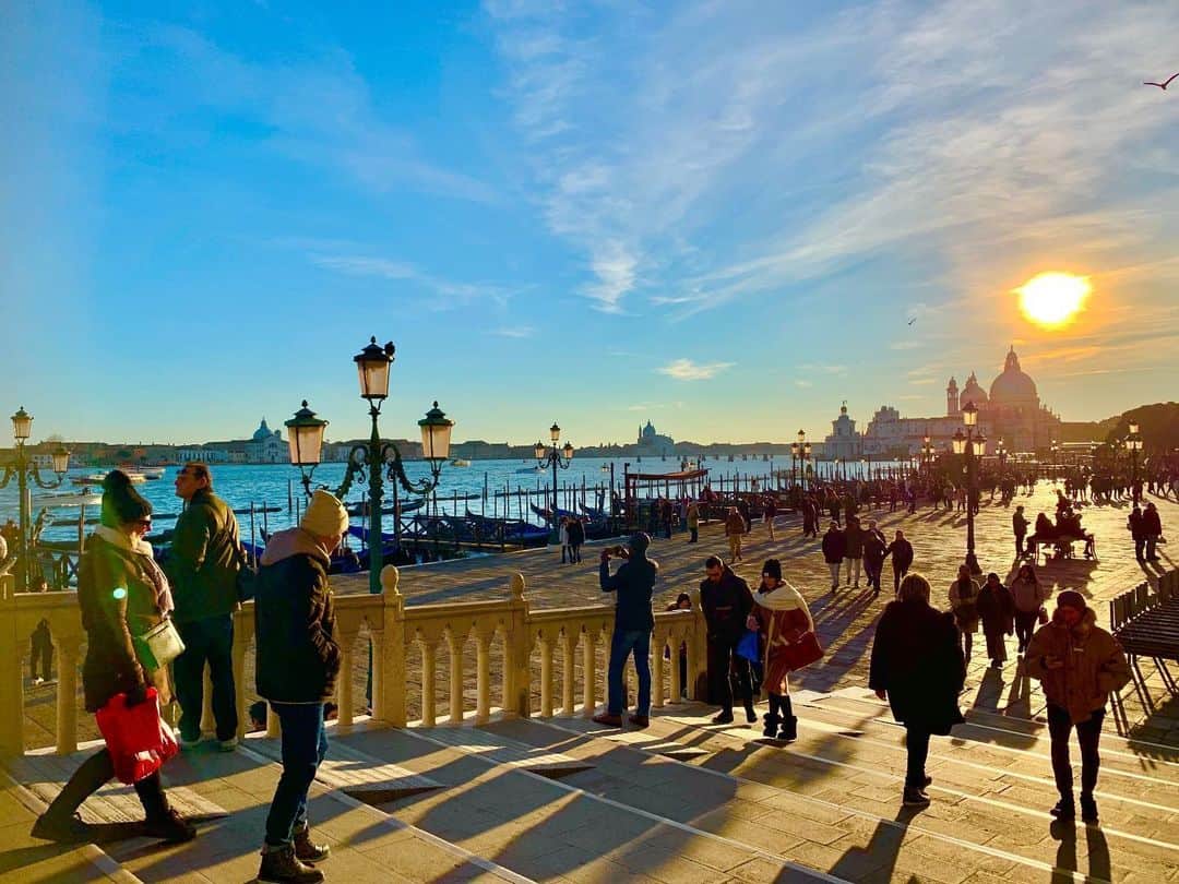 中山琴葉さんのインスタグラム写真 - (中山琴葉Instagram)「﻿ Venice in italy🇮🇹﻿ ﻿ ﻿ ﻿ ベネツィアといえばゴンドラですよね！﻿ ﻿ ゴンドラに乗って街中をまわりましたが、﻿ 車感覚でひと家庭に舟が一隻あって面白いなぁ〜と思いました！﻿ ﻿ 家の外に出れば下が水なのでベネツィアに住むなら舟は必須ですね！😳﻿ ﻿ ﻿ ﻿ #Italy#Venice#水の都#写真映え#ヨーロッパ旅行#旅行好きと繋がりたい」5月22日 16時09分 - kotoha_nakayama