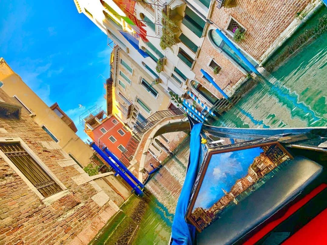 中山琴葉のインスタグラム：「﻿ Venice in italy🇮🇹﻿ ﻿ ﻿ ﻿ ベネツィアといえばゴンドラですよね！﻿ ﻿ ゴンドラに乗って街中をまわりましたが、﻿ 車感覚でひと家庭に舟が一隻あって面白いなぁ〜と思いました！﻿ ﻿ 家の外に出れば下が水なのでベネツィアに住むなら舟は必須ですね！😳﻿ ﻿ ﻿ ﻿ #Italy#Venice#水の都#写真映え#ヨーロッパ旅行#旅行好きと繋がりたい」