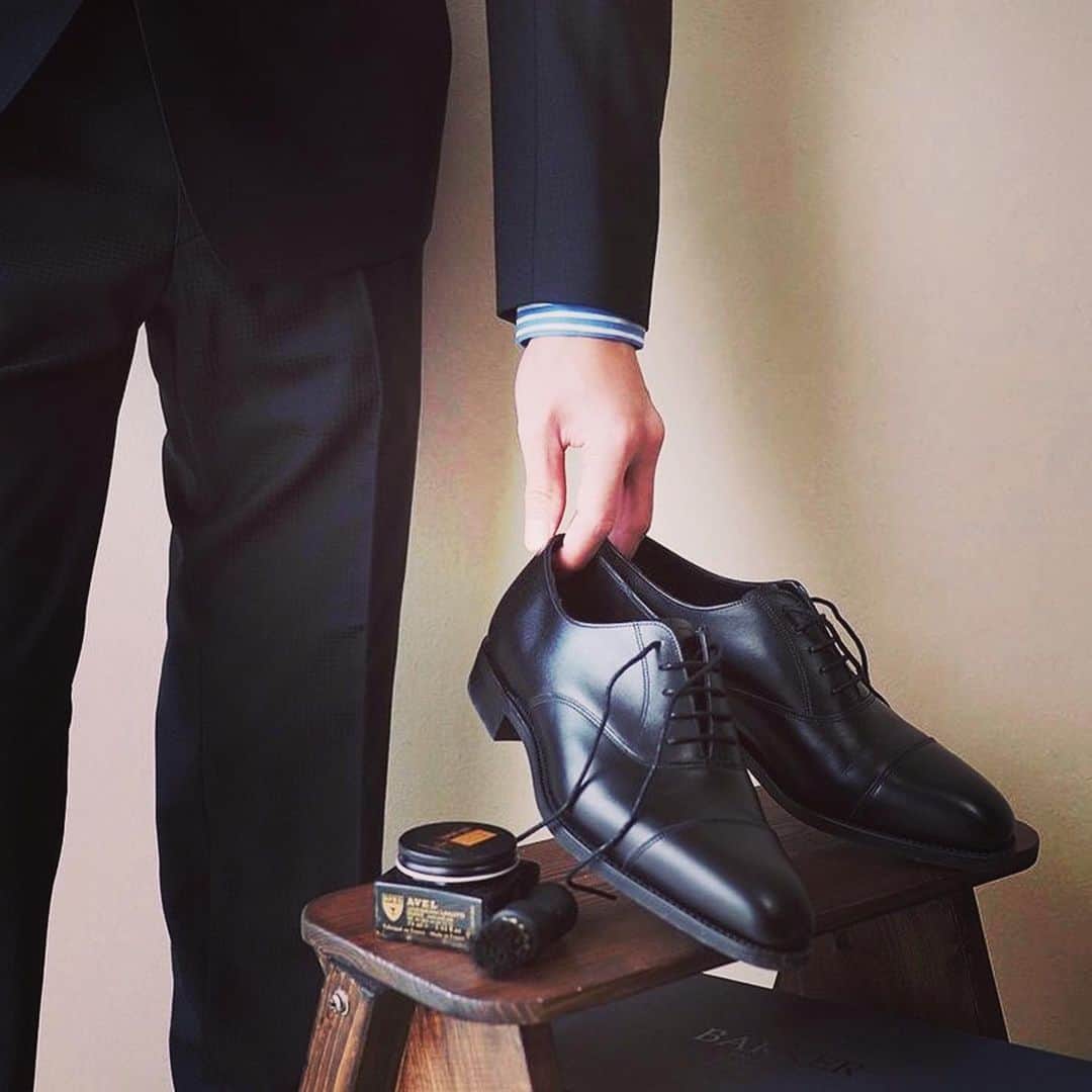 PR Sato Saphir（サフィール）さんのインスタグラム写真 - (PR Sato Saphir（サフィール）Instagram)「#Repost @saphir_medailledor with @make_repost ・・・ Before wearing your new shoes for the first time give them a little treatment with our 1925 Cream or our Renovateur. The leather of your shoes might have been sitting on shelves for some time before being made into shoes therefore it might have dried a little. Keep it well nourished by applying some cream before the first wear.  #shinewithsaphir  Photo by: @annkooou  #saphirmedailledor #shoegazing #shoeshine #shoecare #shoelover #shoepolish #mensshoes #womensshoes #leathercare #mirrorshine #saphir #avel #shoesaddict #mensfashion」5月22日 16時09分 - saphir_japan