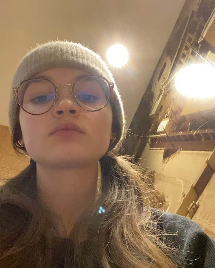 シアラ・ブラヴォのインスタグラム：「POV you’re my phone watching me watch tiktoks for six hours straight」