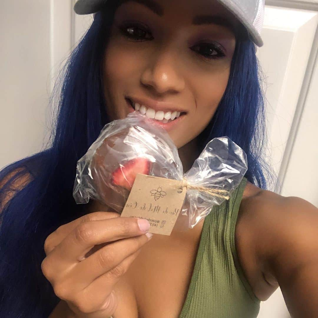 サシャ・バンクスさんのインスタグラム写真 - (サシャ・バンクスInstagram)「Give @paodemeldoceu_  a follow Thank you @cezarbononi_ and @camilabononibikinis so delicious @paodemeldoceu_」5月23日 3時08分 - themercedesvarnado