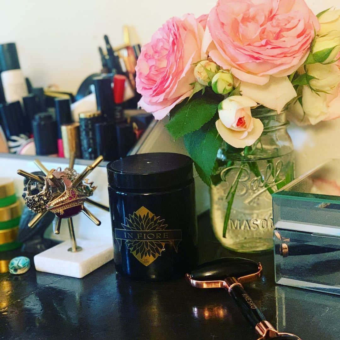 レイチェル・グッドウィンさんのインスタグラム写真 - (レイチェル・グッドウィンInstagram)「✨CURRENT BEAUTY ALTAR✨ -My regular morning ritual has been critical to keeping a healthy mindset right now. I’ve been starting each day for the last month with my kids coming in to our bed giving us 5 things they are grateful for. Then I’ll do a meditation. Lately it’s been Lacy Phillips work from her @tobemagnetic program which has been life changing for me. I don’t look at my phone or make breakfast for my kids until after I give myself this gift. This has been a GAME CHANGER! I shower then take a few minutes like 10 or 15 (yes this is manageable) to indulge in a REAL serious skin care moment. I mean something transcendent. My current obsessions are @julie___elliott magical Fleur Vibrante from @infiorebeauty @augustinusbader Power serum  @sisleyparisofficial Black Rose Eye Cream Three deep breaths of  @tataharperskincare Aromatic Energy oil @kneskoskin Obsodian Roller These few indulgent minutes with these exquisitely made  products reminds me of the kind of beauty humans are capable of creating. Like a light shining on all the darkness. We all have to show up right now, however, wherever for whoever we can, but we need to guard our minds and hearts well in order to do it. The only way is to show up for yourself first then the world. So be kind to yourself, speak powerful encouraging words, refuse to indulge fear when it tries to move in. Be the beauty the planet needs right now and give someone else permission to feel better too. 💄♥️ #rachelgoodwinmakeup」5月23日 1時44分 - rachelgoodwinmakeup