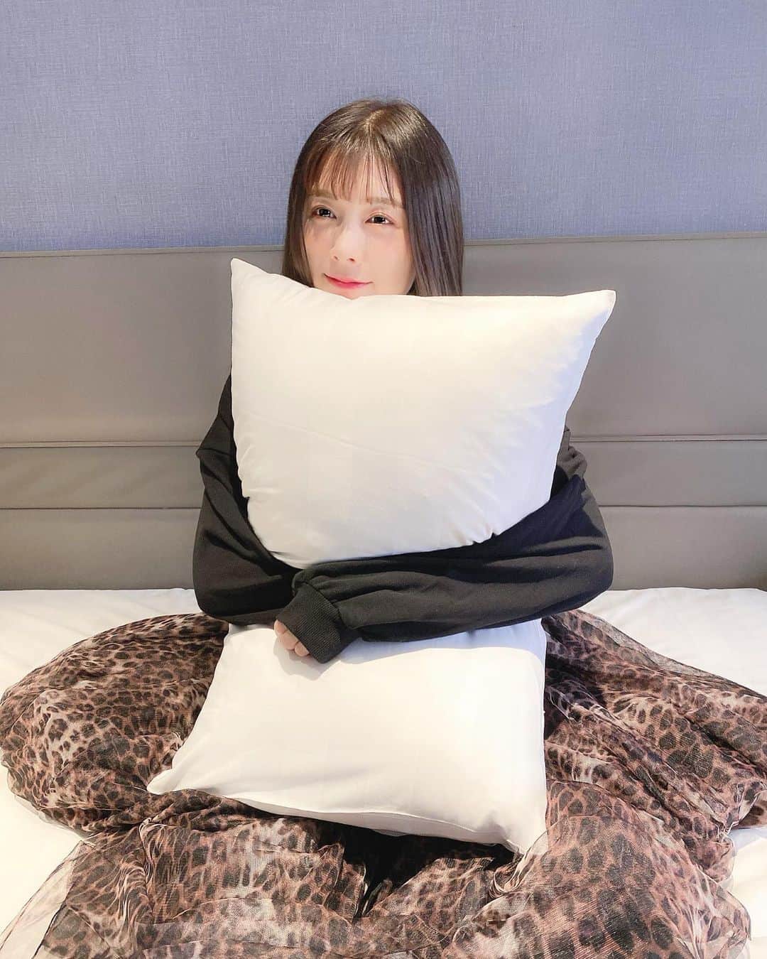 麻衣愛のインスタグラム：「コロナが大流行したせいで、良くも悪くも強制的に生活環境が変わって、身を置く環境で人の価値観はだいぶ変わるんだなって改めて気づきました。 . 普段は、もう何年も続けてきた生活スタイルを変えようとする気もおきず、その中でどう振る舞うと物事が円滑に進むのかと言うことを考えて日々過ごしてきたけれど、世の中全体のライフスタイルが変わって2ヶ月ちょっと。 そもそもの自分の生活スタイルを見直すきっかけになりました。できない、行けない、会えない、と、〜ないが一時的に増えているけれど、これはもう「いらない」「必要ない」んじゃないかと思うことも出てきました。 . 生きてる中でこんな強制的に変わらなければ、きっと気づけなかったことをこのタイミングで経験した意味を考えながら...ね...ます...Zzz」