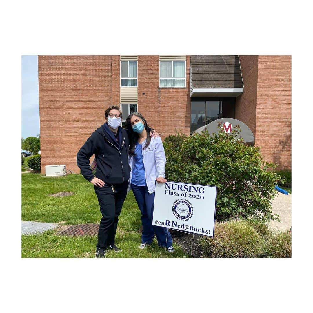 トーレイ・デヴィートさんのインスタグラム写真 - (トーレイ・デヴィートInstagram)「I am so grateful to have been able to drive and watch my sister receive her nursing pin after graduating nursing school!  What an accomplishment! I am so proud of you @thisisdevond ! ••• It was the strangest thing in the world to see my sister and not be able to squeeze and kiss her. But hey, these are strange times. It’s just important that we keep doing our part, even if that means not being able to hug the ones you love. •••• Congratulations Devon!!! ❤️ 🥼 🏥」5月23日 1時47分 - torreydevitto