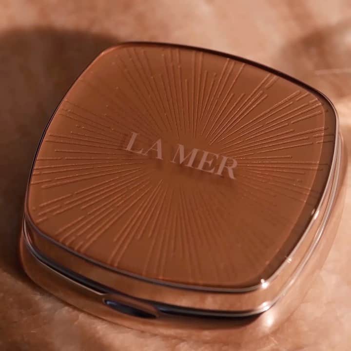 ドゥラメールのインスタグラム：「Turn the radiance on. NEW The Bronzing Powder limited-edition is here and ready to light up your skin, just in time for summer.」