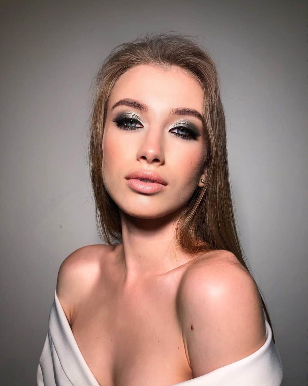 アレクサンドラ・ナザロワのインスタグラム：「#mua#makeupartist#makeupbyme#dramaticlook」