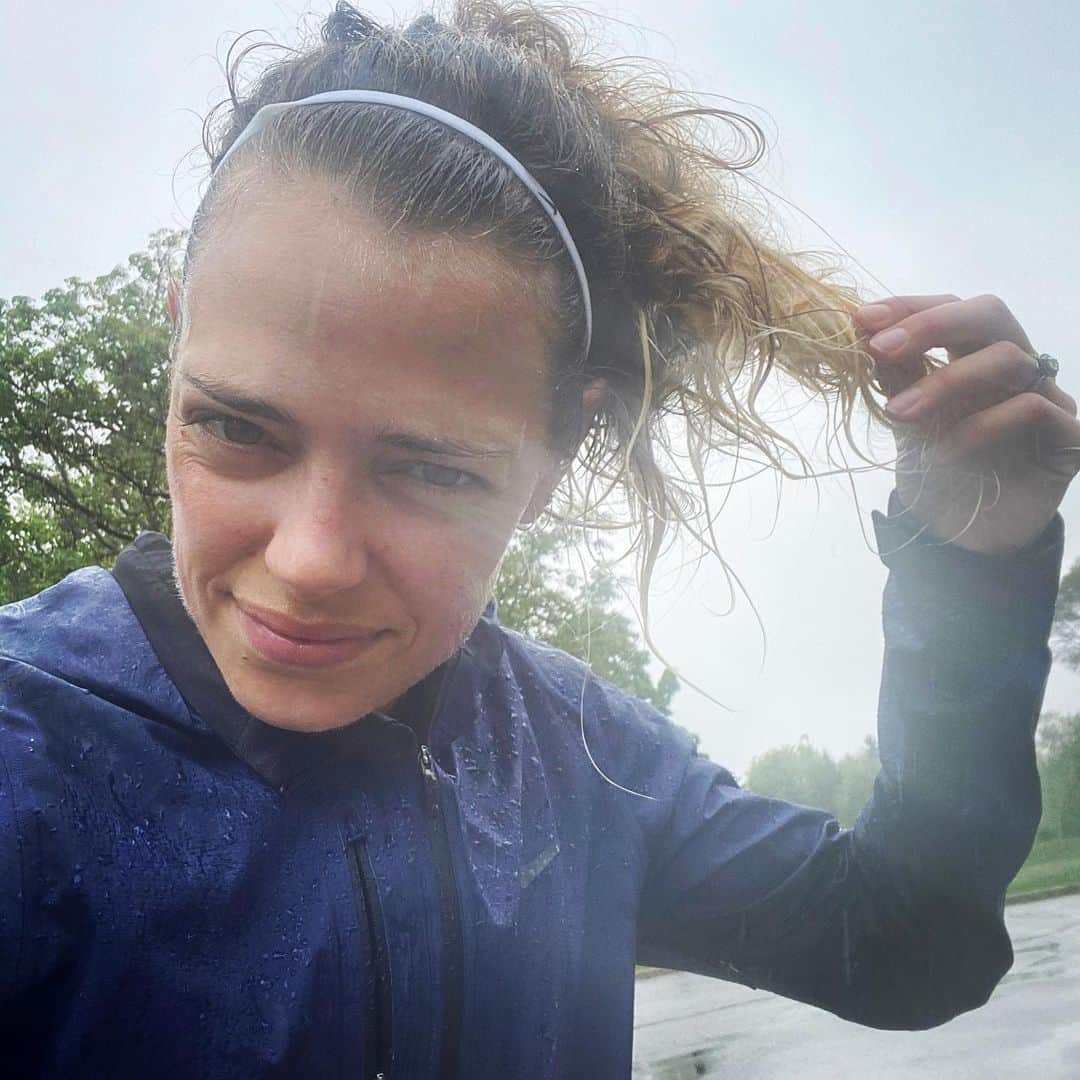 メリッサ・ビショップのインスタグラム：「Rookie mistake. Ponytail in the rain.  I’ll be deep conditioning this mane, as soon as I wake up from my nap. This prep phase (again) has me worn out! ⠀⠀⠀⠀⠀⠀⠀⠀⠀⠀⠀⠀ On the plus side, at least one of us was prepared for the rain, puddle jumping and all. ⠀⠀⠀⠀⠀⠀⠀⠀⠀⠀⠀⠀ #rainhair #hillsforbills #yabish」