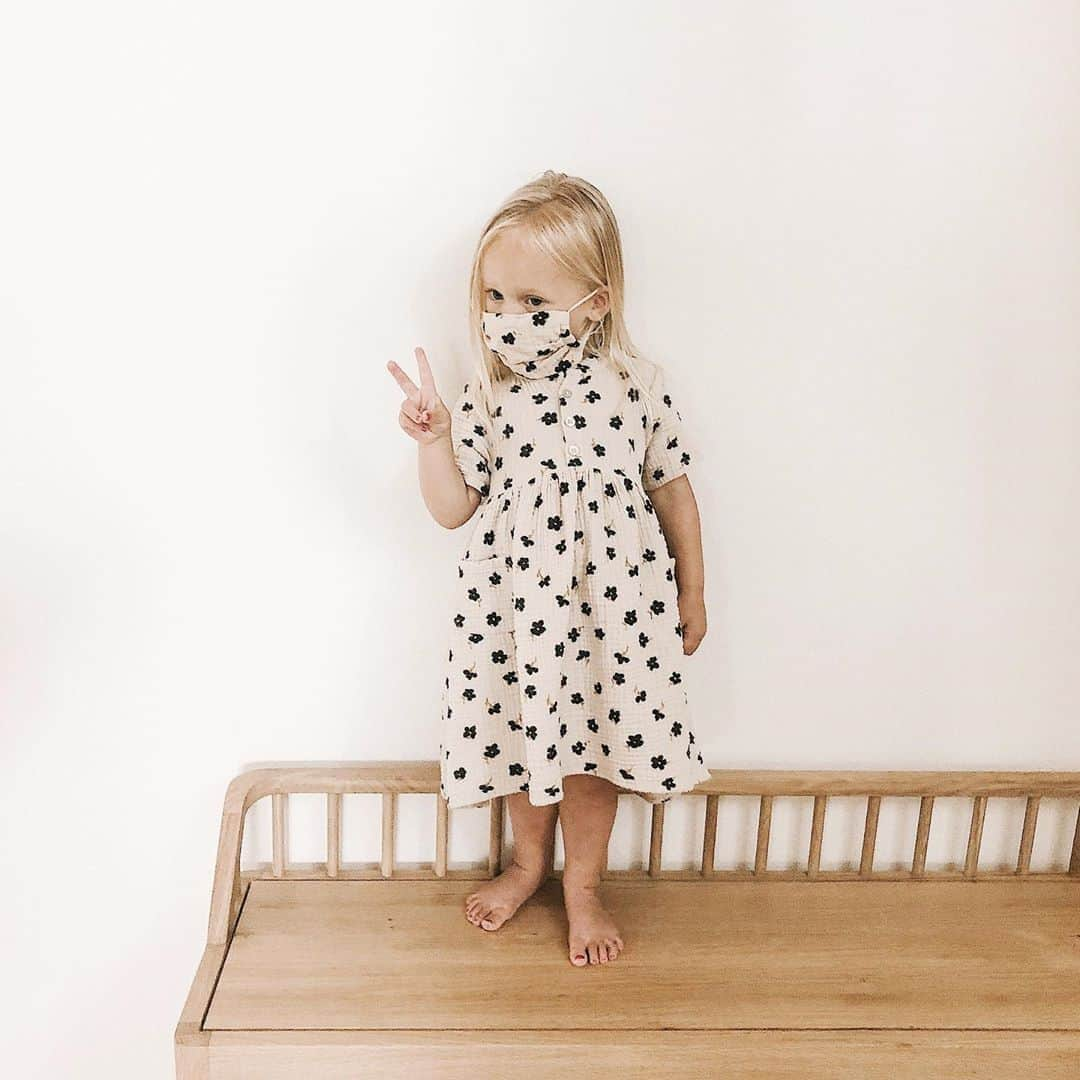 ケリー・マレーさんのインスタグラム写真 - (ケリー・マレーInstagram)「Weird times.  Snag yourself a free mask set with every purchase @ryleeandcru ✌🏼 Or you can buy a matching adult/child set for just $10. Trying to make the most of our leftover fabrics!」5月23日 2時29分 - kelli_murray