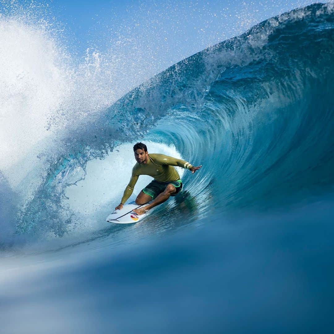 のインスタグラム：「Fun little swell last year by @benthouard .  Hope to get some more soon .」