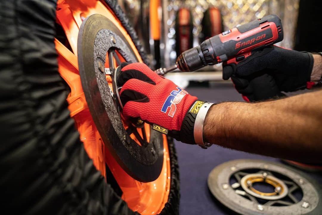 レプソル・ホンダのインスタグラム：「Precision.  #CloseUpFriday with @snapon_uk」