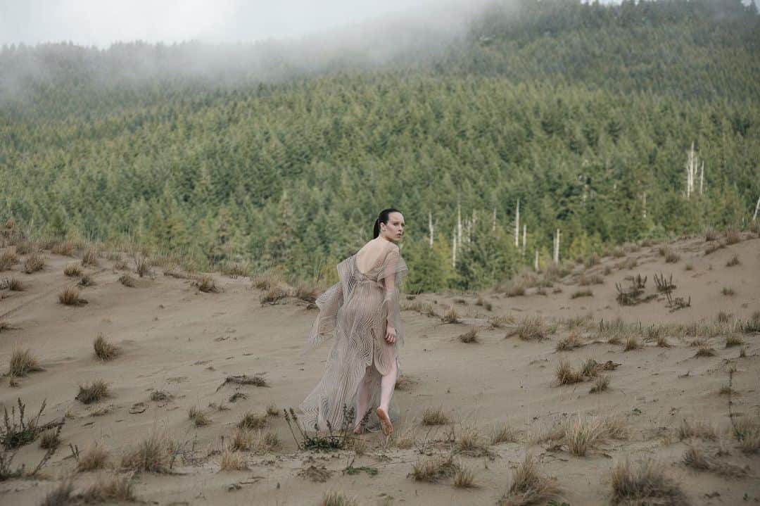 アリー・エックスのインスタグラム：「“Life shrinks or expands in proportion to ones courage.“ Anais Nin⁣ 📷 @burtoo」