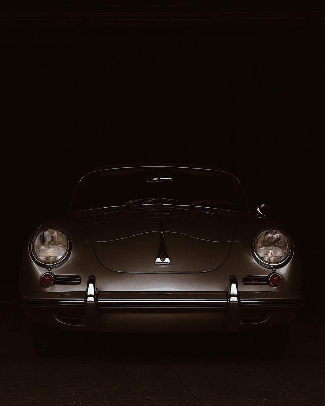 Porscheさんのインスタグラム写真 - (PorscheInstagram)「Last one out, turn off the lights. (📸 @cedric_arnold) #DreamsAreMadeAtHome」5月23日 3時00分 - porsche