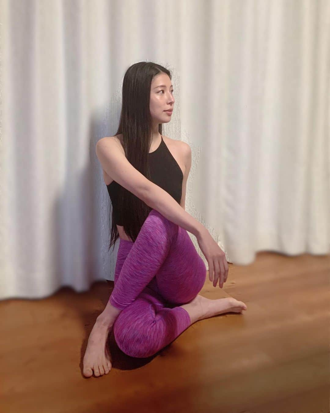 日高大地のインスタグラム：「ここ最近は部屋着の代わりにヨガウェアを着ています🧘‍♀️🧘‍♀️🧘‍♀️﻿ 体型の変化に気づきやすくて👍🏻😉﻿ 運動量が減っているので、お家トレーニングで極力体型キープ💪🏻﻿ ﻿ #ヨガウェア#筋トレ#お家トレーニング」