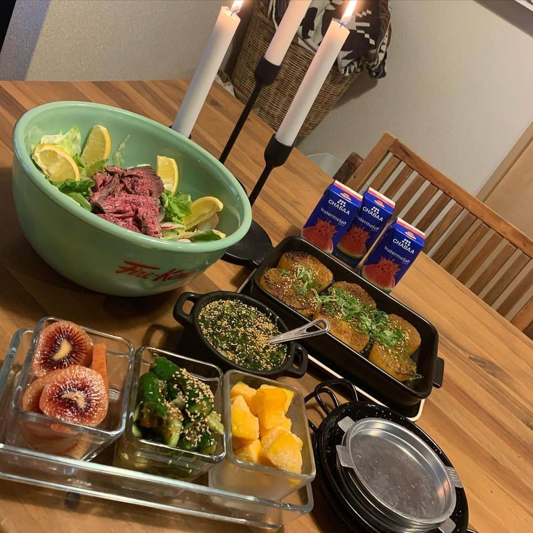 NANAさんのインスタグラム写真 - (NANAInstagram)「今日の夕飯🥣 ☆ ローストビーフサラダ 大根ステーキ 叩きキュウリの梅肉かつお節和え レッドキウイ マンゴー スイカジュース ☆ はい、ダイエットメニュー😅大根ステーキは @aya8181  あやちゃんから聞いて作ってみた😊美味しかった😋 ☆ 初めてレッドキウイを見つけて買ってみたけど、ゴールドキウイより甘くてびっくり😳 ☆ ローストビーフは半分まだ冷蔵庫に👍 キュウリも大量に作って口さみしくなったら食べるw😅🥒 ☆ 我が家子供たち2人ともダイエットモードだからヘルシーレシピ🤓 ☆ 昼はガッツリ食べましたw😬 ☆ もう韓国ドラマの梨泰院クラスが面白すぎて全部みちゃってかなりロス😢 ☆ 初めて韓ドラみたわ！みんながハマる理由がわかったわ😅でもさ、愛の不時着といい主人公の髪型がいがぐりヘアーなのが妙に気になる🤔 ☆ でもかっこよく見えてきちゃうのがごいすー😂 ☆ #ローストビーフ#大根ステーキ#ダイエットメニュー#fireking #foodie#おうちカフェ#food#homemade#instafood#手料理#foodphoto#テーブルコーディネート#ヘルシーメニュー#fooddaily#foodpic#foodstagram#おうちごはん#暮らし#節約レシピ#dinner#foodporm#vscofood#japanesefood#foodstyling#料理写真#夕飯#ワンプレート#愛情ご飯#nanasrecipe」5月22日 18時09分 - nana1977hs