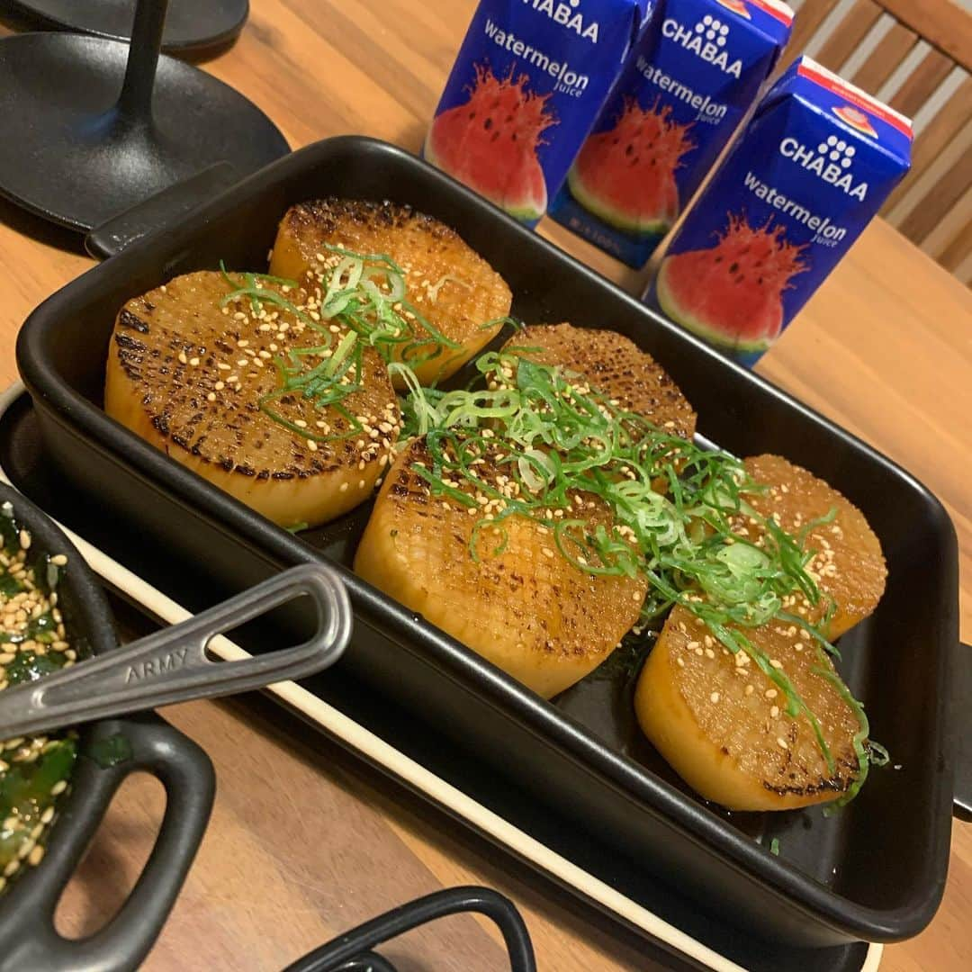 NANAさんのインスタグラム写真 - (NANAInstagram)「今日の夕飯🥣 ☆ ローストビーフサラダ 大根ステーキ 叩きキュウリの梅肉かつお節和え レッドキウイ マンゴー スイカジュース ☆ はい、ダイエットメニュー😅大根ステーキは @aya8181  あやちゃんから聞いて作ってみた😊美味しかった😋 ☆ 初めてレッドキウイを見つけて買ってみたけど、ゴールドキウイより甘くてびっくり😳 ☆ ローストビーフは半分まだ冷蔵庫に👍 キュウリも大量に作って口さみしくなったら食べるw😅🥒 ☆ 我が家子供たち2人ともダイエットモードだからヘルシーレシピ🤓 ☆ 昼はガッツリ食べましたw😬 ☆ もう韓国ドラマの梨泰院クラスが面白すぎて全部みちゃってかなりロス😢 ☆ 初めて韓ドラみたわ！みんながハマる理由がわかったわ😅でもさ、愛の不時着といい主人公の髪型がいがぐりヘアーなのが妙に気になる🤔 ☆ でもかっこよく見えてきちゃうのがごいすー😂 ☆ #ローストビーフ#大根ステーキ#ダイエットメニュー#fireking #foodie#おうちカフェ#food#homemade#instafood#手料理#foodphoto#テーブルコーディネート#ヘルシーメニュー#fooddaily#foodpic#foodstagram#おうちごはん#暮らし#節約レシピ#dinner#foodporm#vscofood#japanesefood#foodstyling#料理写真#夕飯#ワンプレート#愛情ご飯#nanasrecipe」5月22日 18時09分 - nana1977hs