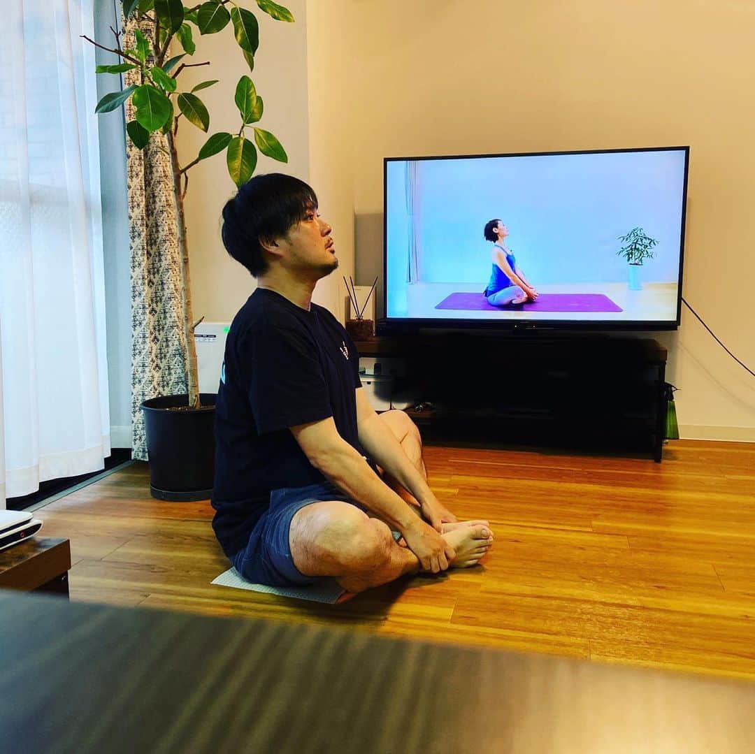 池田周平のインスタグラム：「ヨガマットなくてもなんとかなるもんだね！  #ランチョンマット #ランチョンマット男子」