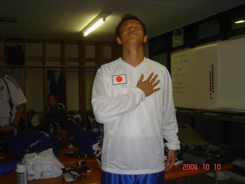 播戸竜二さんのインスタグラム写真 - (播戸竜二Instagram)「『なつかシリーズ③①』 ・ 2004年10月10日。 東京オリンピック40周年記念イベントとして、日本選抜の一員に選ばれました。大黒将志、大久保嘉人もいました。 ・ ハンガリー選抜との試合でした🇭🇺⚽️ ・ 久しぶりに日の丸を背負い、国立競技場で戦い、本当のA代表に選ばれたいと強く思いました🇯🇵 ・ ヴィッセルでは親善試合でラツィオと試合をしました⚽️ ・ 憧れのセリエAのチーム。イタリア代表のファバッリと対決した事を覚えています！向こうは全然ホンキじゃなかったけど。でも、いい経験やった！ ・ チェコ代表経験のあるホルビー🇨🇿いい選手でした！ ・ 芝生のオッチャン！元気かな？ ・ サポーターとの交流。河本いるね！（笑） ・ ハシェックと解任後にゴハンに行きました。ハシェックにはいろいろ教えてもらい、選手として成長しました！特にペナルティーエリア内の動きや、ゴールの取り方、ヘディングでゴールを取る為の動き方やポジショニング。チェコ代表やサンフレッチェ、ジェフで、小柄やのに点を取ってきたのには、それなりに理由があります！それをしっかりそれを受け継ぎました！ ・ 現役を通して、受け継いだモノは、次の世代に受け渡しました⚽️（指導者としてはやってないけど。（笑）） ・ ・ さぁ、2004年もあと少し✋ ・ ・ #日本選抜 #ラツィオ #あくまでプライベートカメラで #試合の写真はありません #ホルビー元気かな？ #ハシェックとは時々連絡とります #昔の国立競技場のロッカーはこんな感じ」5月22日 18時03分 - ryuji_bando