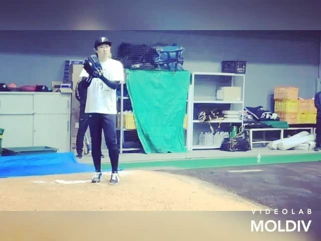 金子千尋のインスタグラム：「投げてみました(っ'-')╮ =͟͟͞͞⚾ - - - - - - - - - - - - - - - - - - - - - - - - - #1球目はわりと良い感じ👍 #2球目は高めに抜けてもうてる #3球目はシュートでまぁまぁやで - - - - - - - - - - - - - - - - - - - - -  #ちなみに4枚目5枚目は #僕のグローブと #スパイクを撮ってみました！ #需要ないかもしれないですが #もしアレでしたら #使って下さい( ͡° ͜ʖ ͡°) #Twitterに #アレしときます( ͡° ͜ʖ ͡°) #アレ」