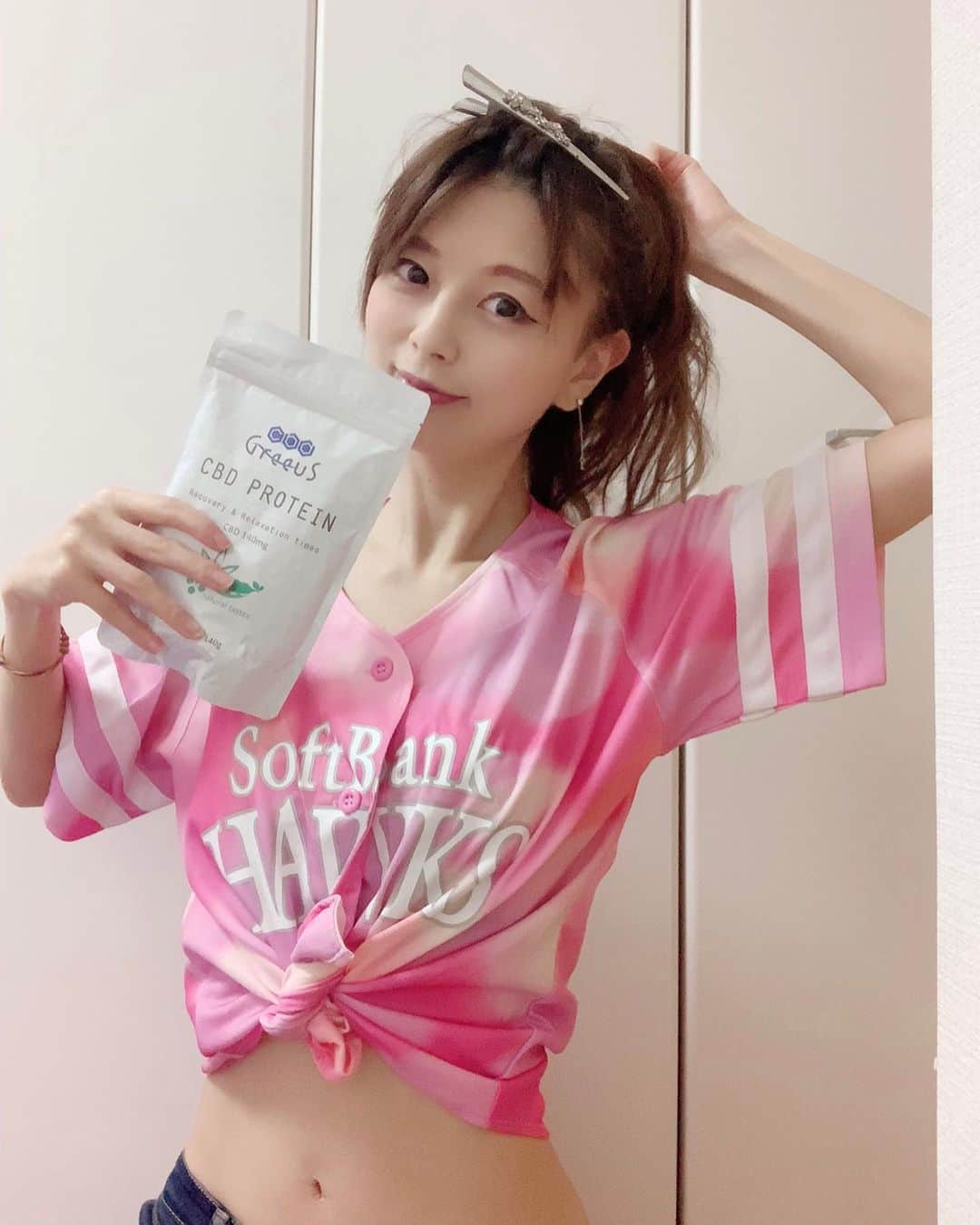 satomiさんのインスタグラム写真 - (satomiInstagram)「今日は気休めにSIXPADで腹筋運動♡ 縦線ついたのに消えた〜笑🏋️‍♂️🥺 ・ でも毎日プロテイン飲んでるよ❤️ ・ タンパク質も取れて、リラックス効果やストレス・不安や睡眠不足などの改善できるCBDプロテイン❤️﻿ ・ ・ ﻿ ______________________________ ・ 🌟saatoomii47の投稿を見て登録するだけで1500ポイント、さらにサイト内でレビューを行うと追加で1000ポイント付与で、最大で2500ポイントプレゼントのキャンペーン中🌻 ・ ______________________________ ・ 今年は鷹の祭典観れるのかなー？🥺 ・ ・ #greeus  #睡眠改善  #ストレス改善  #cbd  #プロテイン  #ビーガン  #ダイエット  #cbdプロテイン  #pr #コラボベース #鷹の祭典 #野球女子 #東京ドーム #ソフトバンクホークス #softbankhawks  #ソフトバンク #softbank #野球観戦 #paypayドーム #東京ドーム #筋トレ女子 #sixpad  #シックスパッド  #鷹ガール  #タカガール」5月22日 18時07分 - saatoomii47