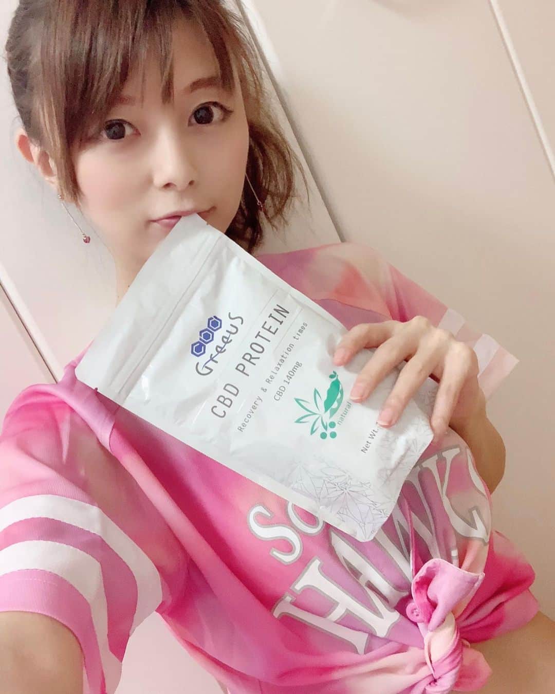 satomiさんのインスタグラム写真 - (satomiInstagram)「今日は気休めにSIXPADで腹筋運動♡ 縦線ついたのに消えた〜笑🏋️‍♂️🥺 ・ でも毎日プロテイン飲んでるよ❤️ ・ タンパク質も取れて、リラックス効果やストレス・不安や睡眠不足などの改善できるCBDプロテイン❤️﻿ ・ ・ ﻿ ______________________________ ・ 🌟saatoomii47の投稿を見て登録するだけで1500ポイント、さらにサイト内でレビューを行うと追加で1000ポイント付与で、最大で2500ポイントプレゼントのキャンペーン中🌻 ・ ______________________________ ・ 今年は鷹の祭典観れるのかなー？🥺 ・ ・ #greeus  #睡眠改善  #ストレス改善  #cbd  #プロテイン  #ビーガン  #ダイエット  #cbdプロテイン  #pr #コラボベース #鷹の祭典 #野球女子 #東京ドーム #ソフトバンクホークス #softbankhawks  #ソフトバンク #softbank #野球観戦 #paypayドーム #東京ドーム #筋トレ女子 #sixpad  #シックスパッド  #鷹ガール  #タカガール」5月22日 18時07分 - saatoomii47