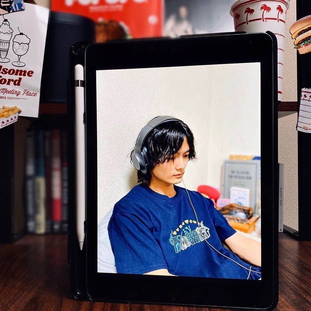 長坂 睦生のインスタグラム：「5/24(日)にLINE LIVEにて開催される﻿ オンラインフェス「Track Town」﻿ 物販Tシャツの着画イメージを﻿ リモートでやらせていただきました。﻿ 600円くらい？有料のオンラインフェスだが﻿ 出演者もめちゃくちゃ豪華。﻿ ﻿ 【ARTIST】﻿ ODD FOOT WORKS﻿ STUTS﻿ TOMMY﻿ YonYon﻿ 空音﻿ ﻿ こうした有料コンテンツは﻿ これからどんどん広がって行きそうで楽しみ。﻿ #tracktown #oddfootworks #stuts #yonyon #空音」