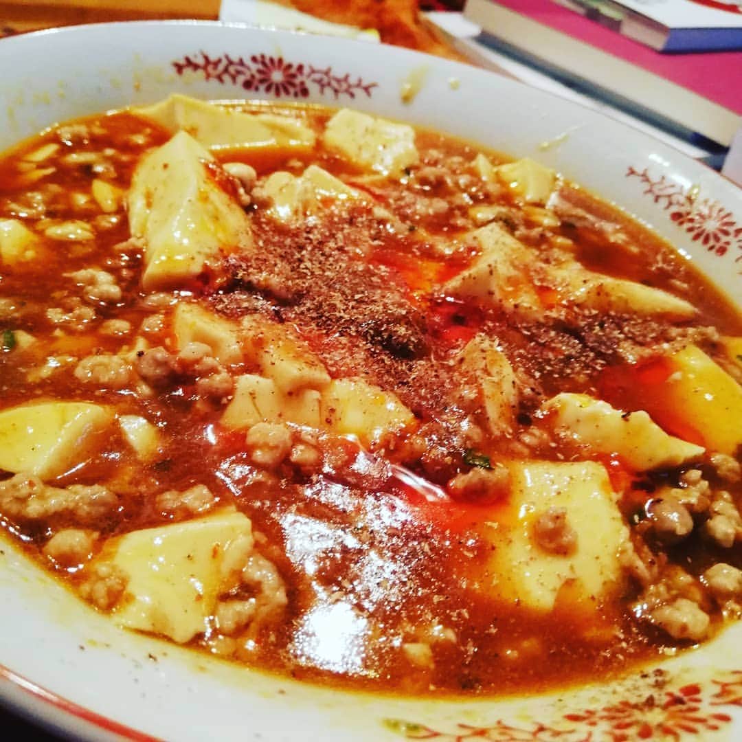 松本隆博のインスタグラム：「。 麻婆豆腐の素を買って そのまま作るなんておもろない。 ミンチを200ｇ炒めて中華だし とコショウいれて、最後に山椒と 辣油たらすと。。 かなり豪華になって美味いぞーー ヽ(*´∀｀)ノ」