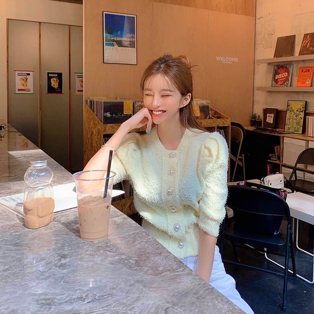 Son Ju Heeさんのインスタグラム写真 - (Son Ju HeeInstagram)「컬러감 너무 예뻐요👍🏻 입는순간 강제로 얼굴 반사판 효과 만들어주는 가디건🤍🤍 - 은은하게 예쁜 노랑이 레몬컬러🍋 - - #리샵」5月22日 18時13分 - juhee__ss